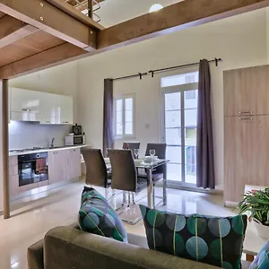 Charming 1 Bedroom Off Republic Street Sleeps 4 Apartment